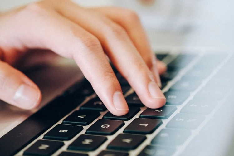 Csaknem nyolcezer bankkártya adatait szerezte meg és kínálta eladásra egy férfi