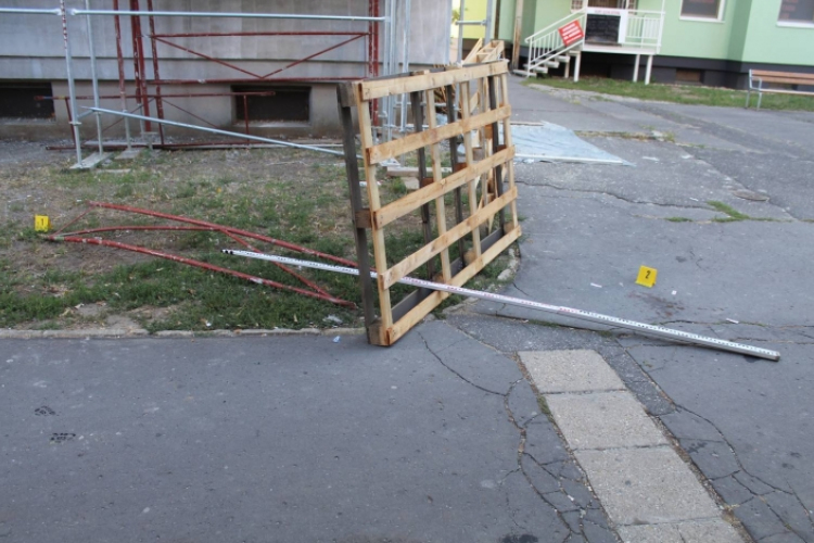 Egy sétáló nő fejére esett a 9. emeletről egy korlát