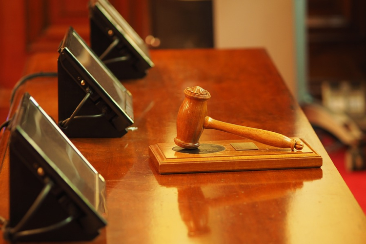 Húsz év fegyházzal sújtották a villamoson késelőt