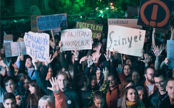A pedagógusok melletti szolidaritási tüntetést tartottak Budapesten