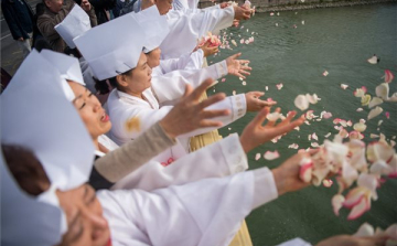 Tradicionális dél-koreai felvonulással búcsúztatták a dunai hajóbaleset áldozatait