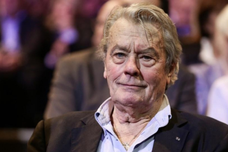 Alain Delon a tiltakozás ellenére életműdíjat kapott Cannes-ban