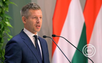 Magyar Péter: csökken a kormánytagok, a képviselők és a polgármesterek fizetése