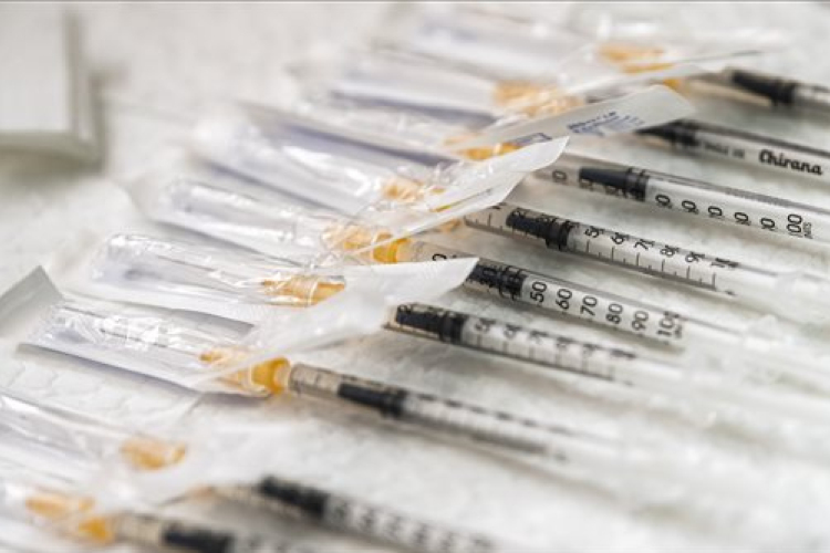 A veszélyeztetett betegek már kaphatnak negyedik védőoltást is Spanyolországban