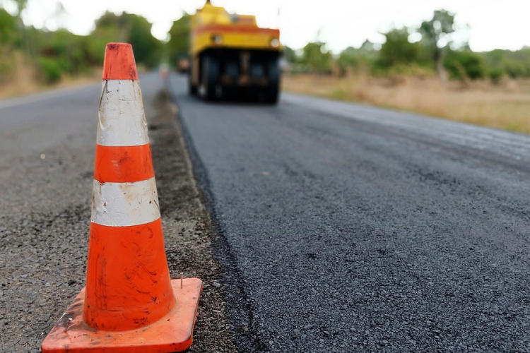 Több mint félezer kilométeren most is zajlik útfelújítás