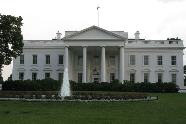 Lövések a Fehér Háznál, Trump rövid időre kisietett a sajtótájékoztatóról