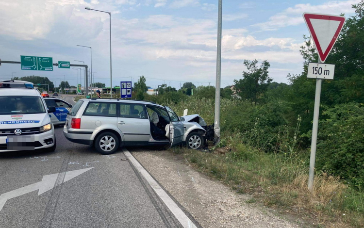 Villanyoszlopnak ütközött és meghalt egy autós Szolnok külterületén