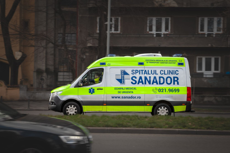 Lopott mentőautóval száguldozott egy ittas férfi Romániában, tüskés útakadállyal állították meg