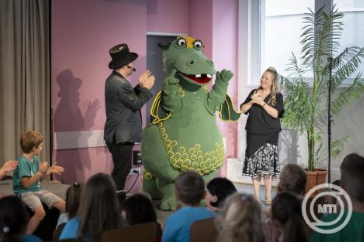 Tíznapos országjárásra indult az első születésnapját ünneplő Csukás Meserádió