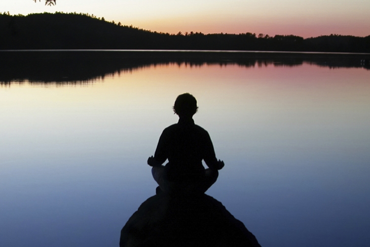 A meditálás együtt érzőbbé, jó szívűbbé teheti az embert