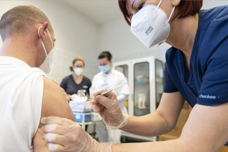 Kásler: mindenki éljen az oltás lehetőségével!