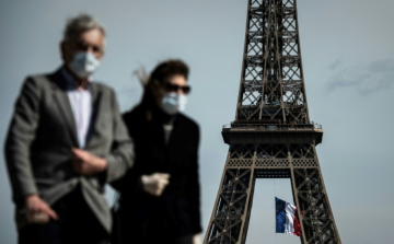 Koronavírus - A francia nyaralóhelyeken ismét kötelező a kültéri maszkviselés
