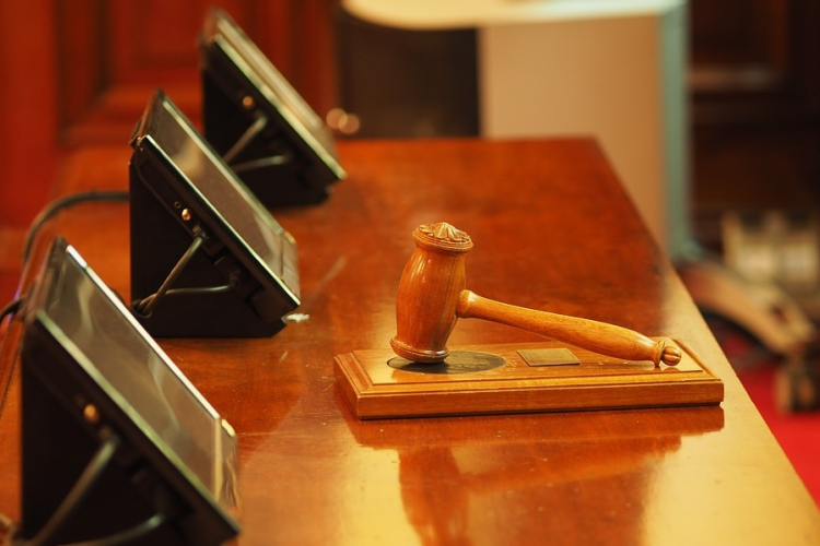 Fejszével támadt a rendőrökre, vádat emeltek ellene